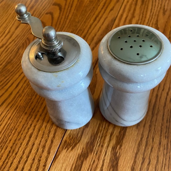 Stone salt and pepper shaker - Picture 4 of 8